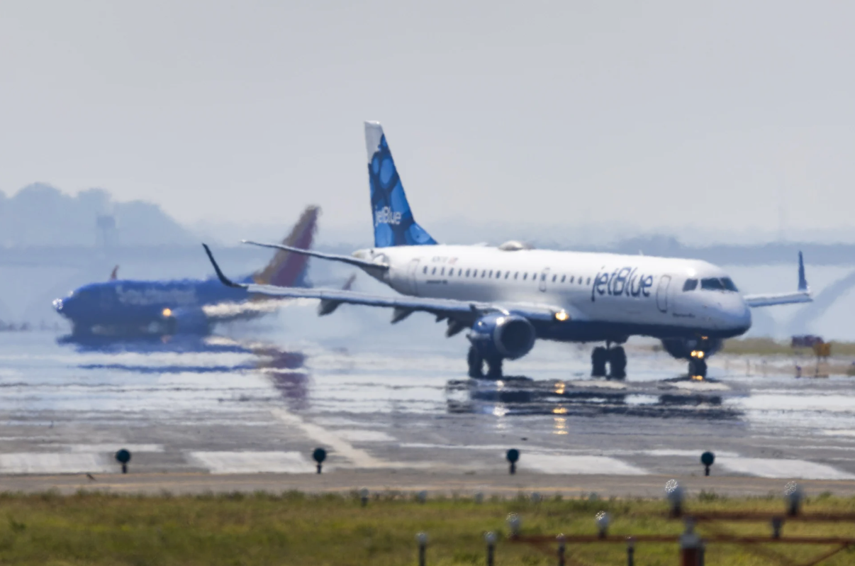 Vuelo de JetBlue procedente de Cancún es desviado de emergencia a Florida; reportan pasajeros heridos