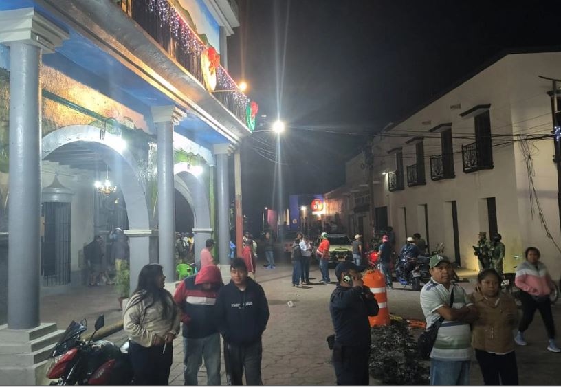 Queman árbol de navidad en Jonacatepec, Morelos, en protesta por atropellamiento de un niño y un adulto