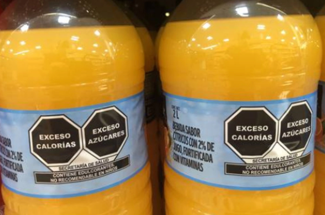 Denuncian ante la Cofepris a marcas de jugos y lácteos que evaden sellos para venderse en escuelas