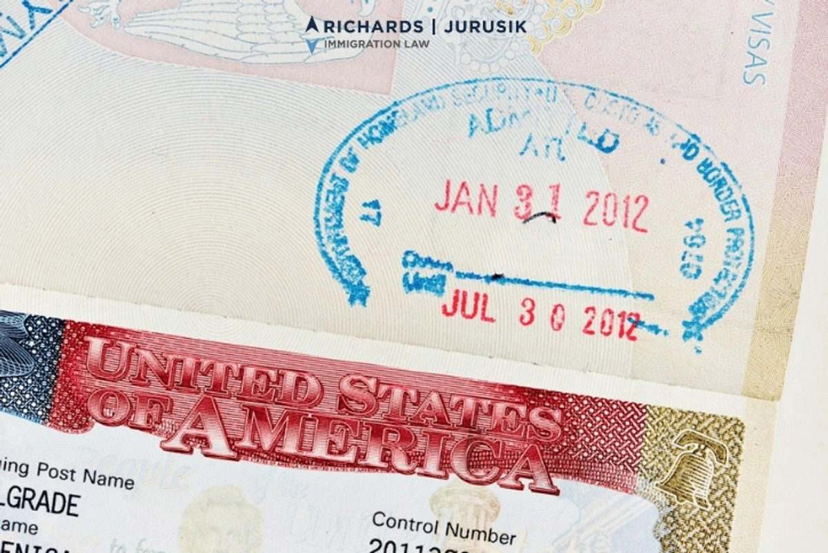 Juez de EU dictaminó que la tarifa de 100 mil dólares que Trump cobra por las visas H-1B es ilegal
