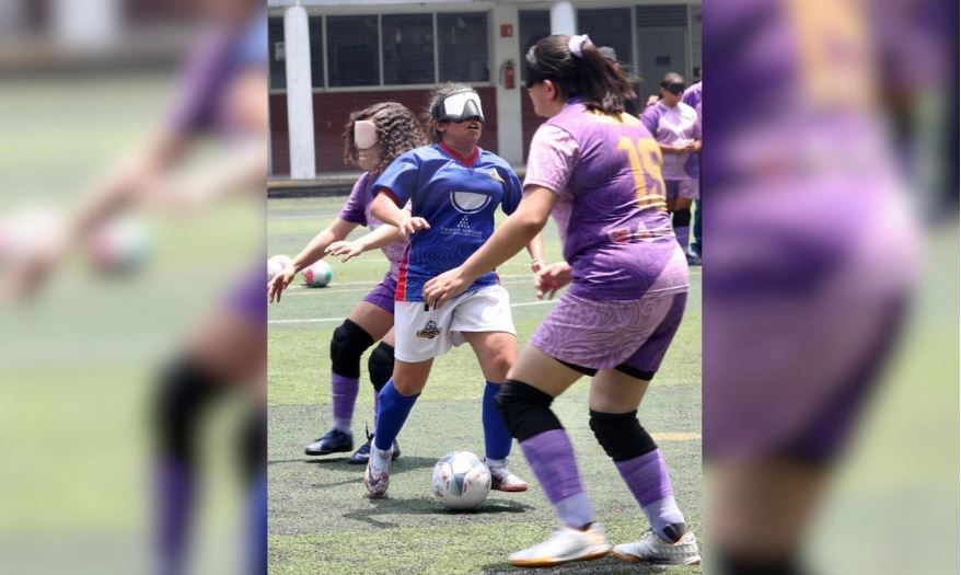 ''Jugamos al futbol para no caer en las sombras'': jugadora con discapacidad visual