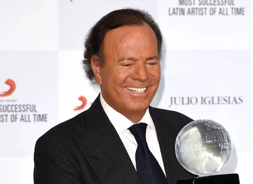 Avala la fiscalía española que se investigue a Julio Iglesias por agresión sexual