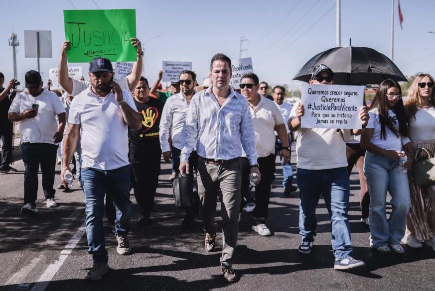 Papá de Vicente, niño que murió por calor en auto en Mexicali, encabeza marcha para exigir justicia