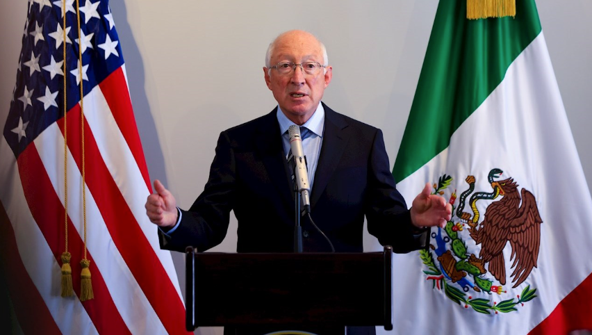 Los susurros del ex embajador