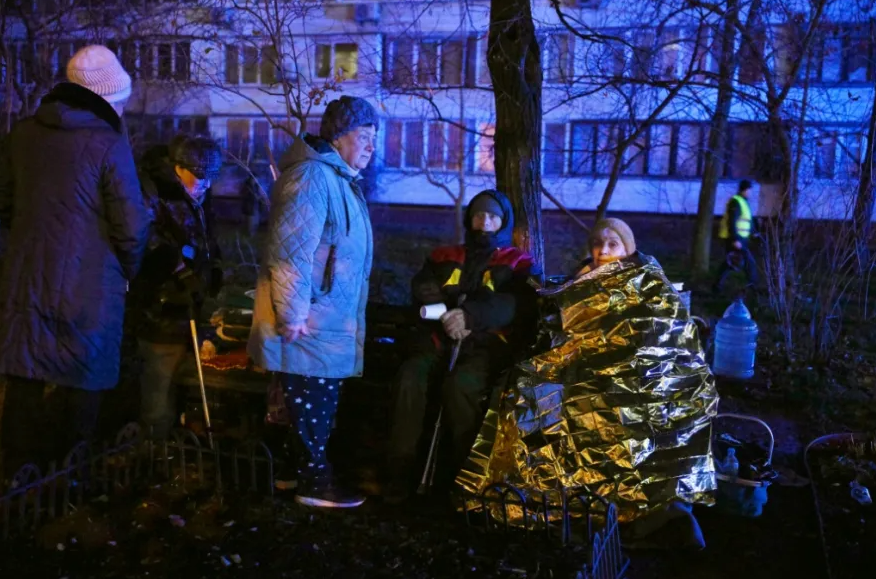 Ucrania y Rusia intercambian ataques aéreos masivos mientras los negociadores apuran un acuerdo