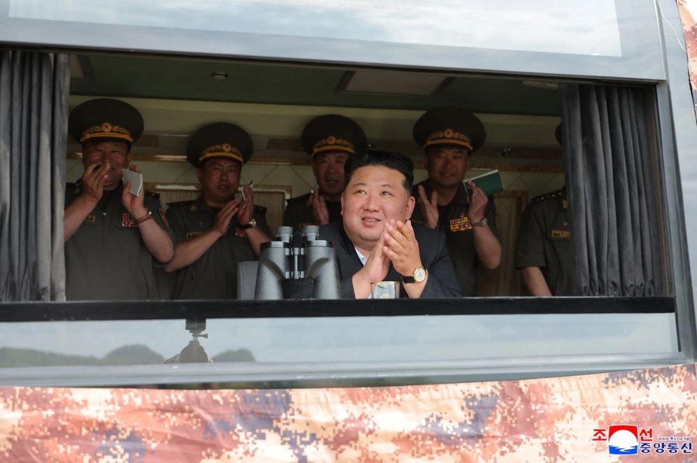 Kim Jong Un supervisa sistemas mejorados de artillería y misiles de Corea del Norte