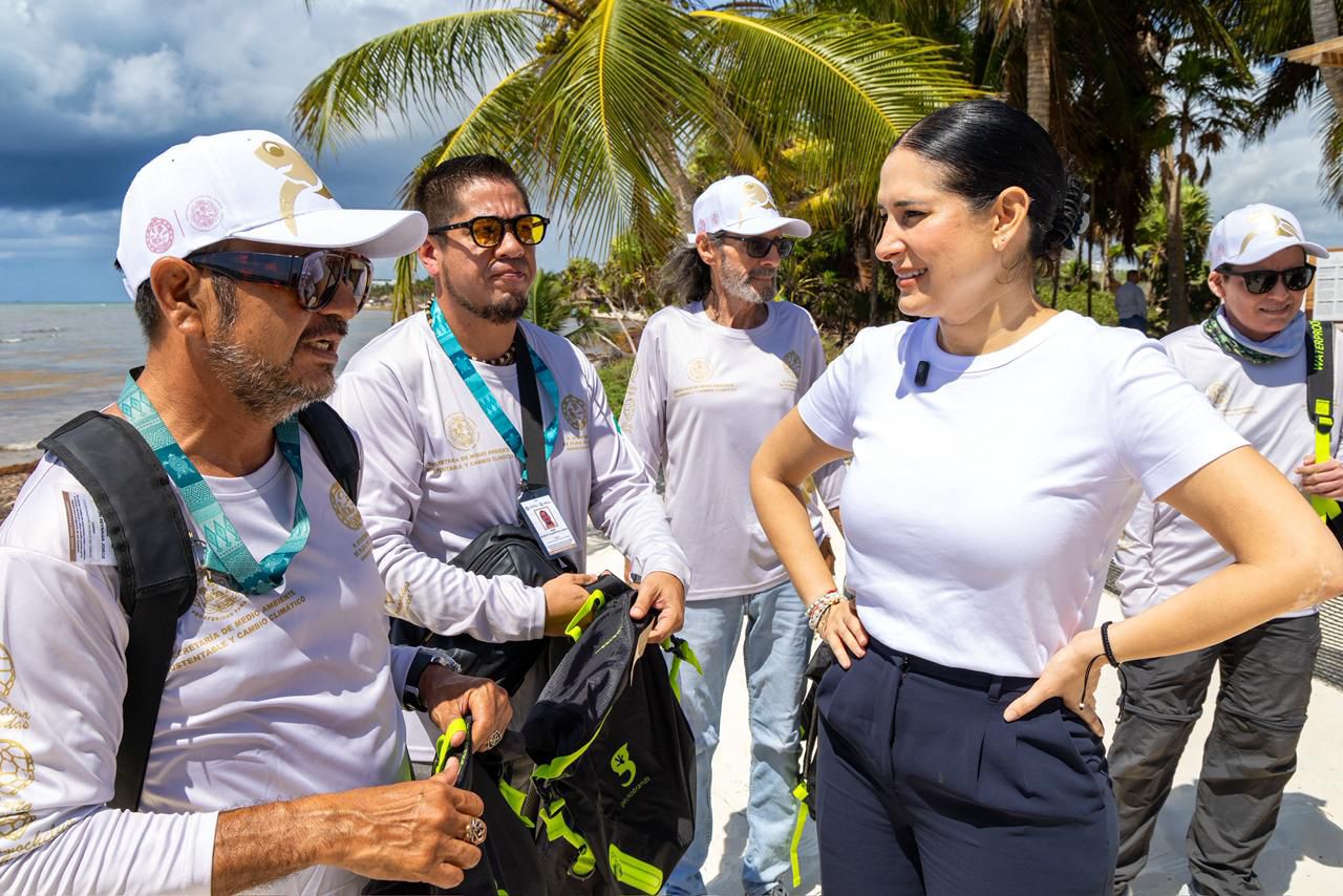 En Playa del Carmen, entregan kits de trabajo al personal del Programa Municipal de Protección y Conservación de Tortugas Marinas