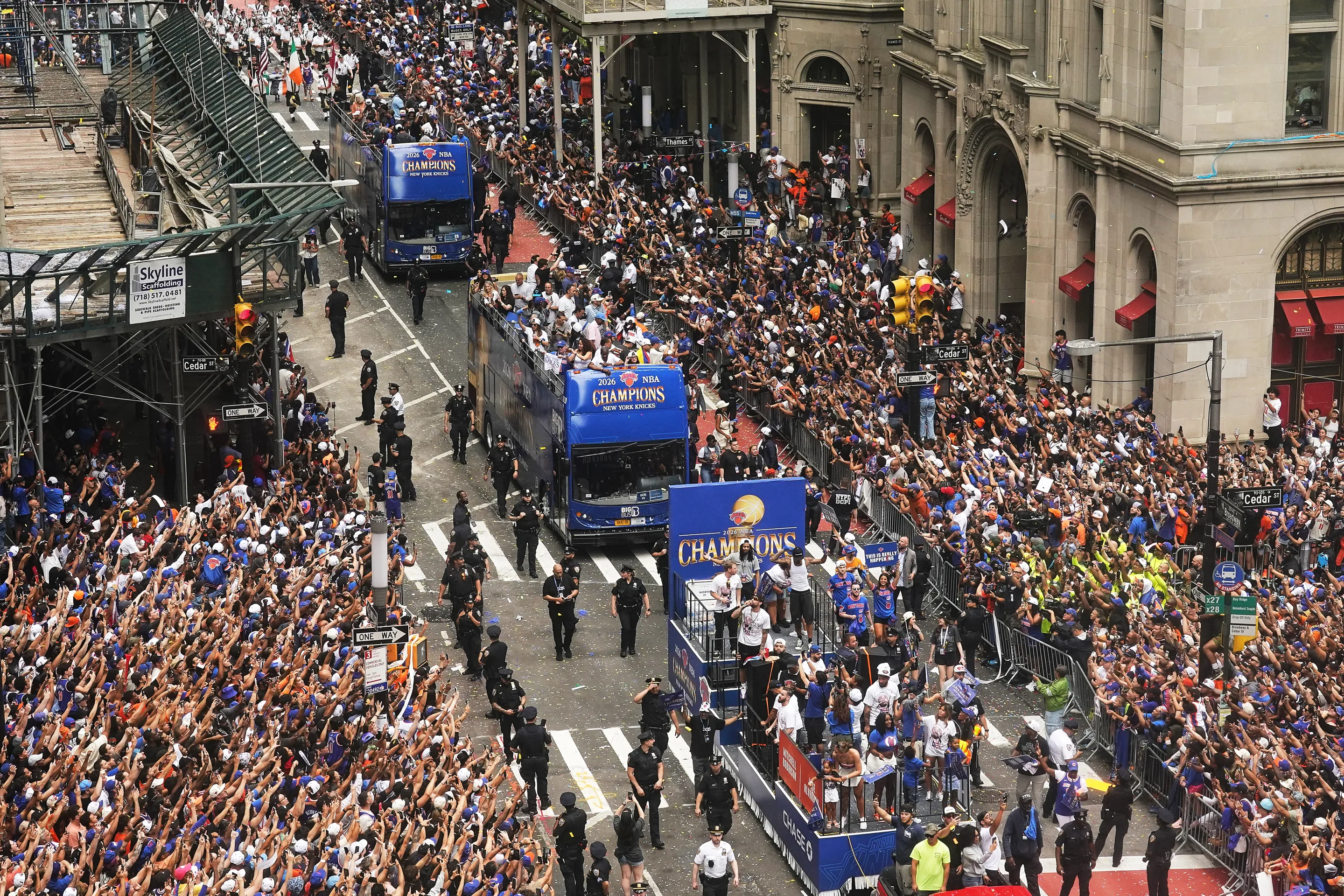 Los Knicks celebran su campeonato de la NBA en desfile con aficionados y celebridades