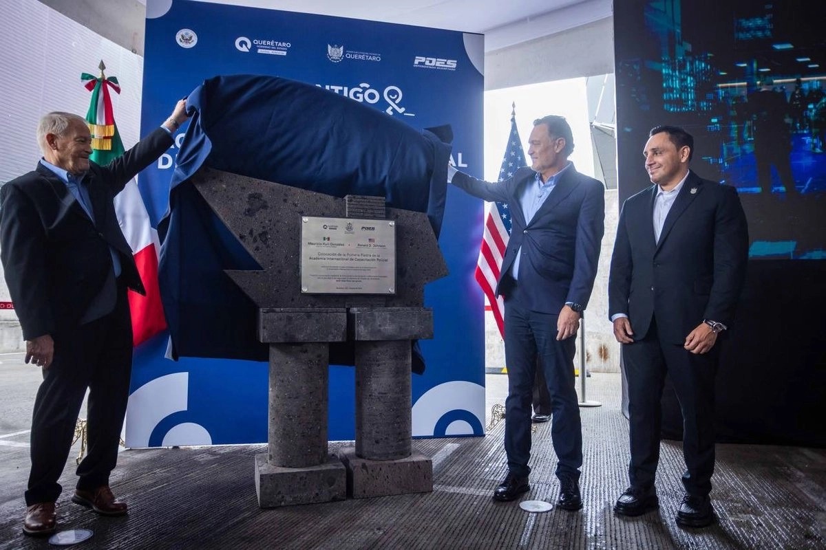 Sheinbaum pide al embajador de EU, Ronald Johnson, y al gobernador de Querétaro, Mauricio Kuri, cumplir las leyes