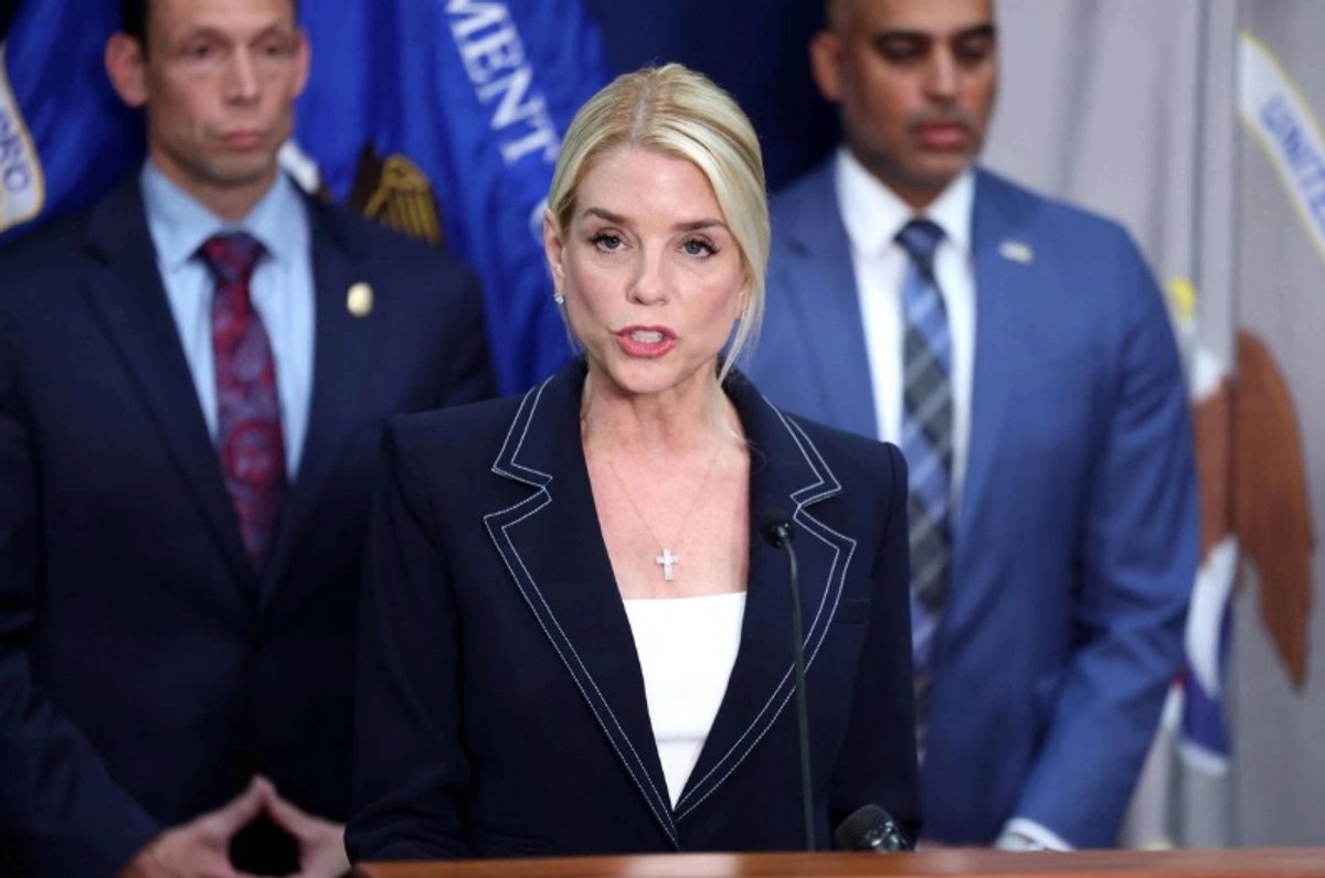Arrestan a hombre por pedir asesinato de la fiscal general de EU, Pam Bondi, en TikTok