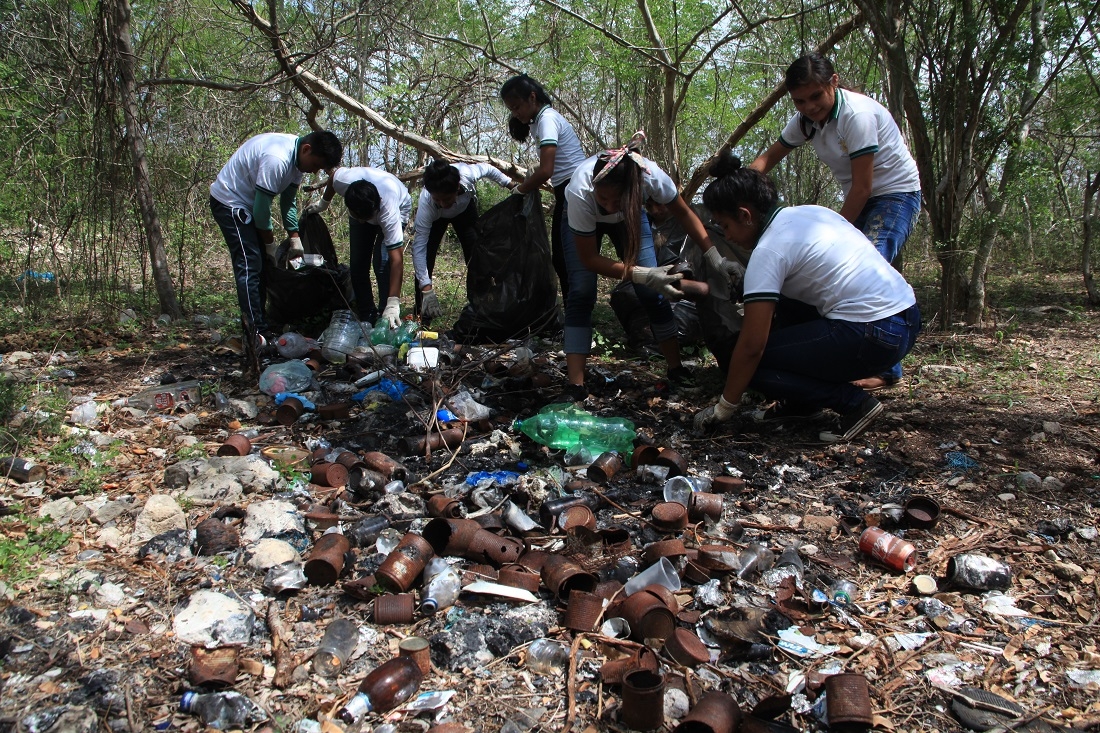 Estudiantes participan en limpieza de la laguna de Yalahau