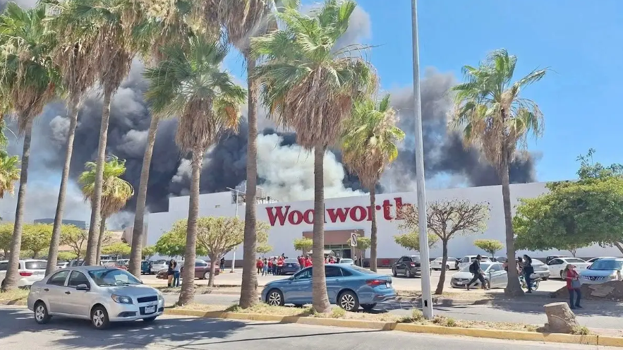 Incendio en plaza de Los Mochis, Sinaloa, deja al menos cuatro muertos y 12 intoxicados