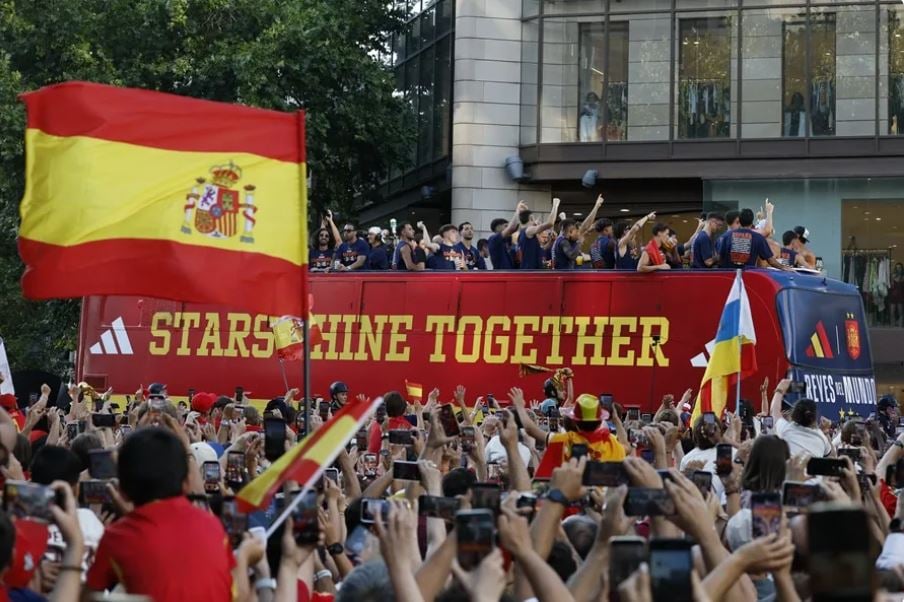 Más de un millón de personas reciben a 'La Roja' en la Cibeles tras ganar la Copa Mundial de futbol