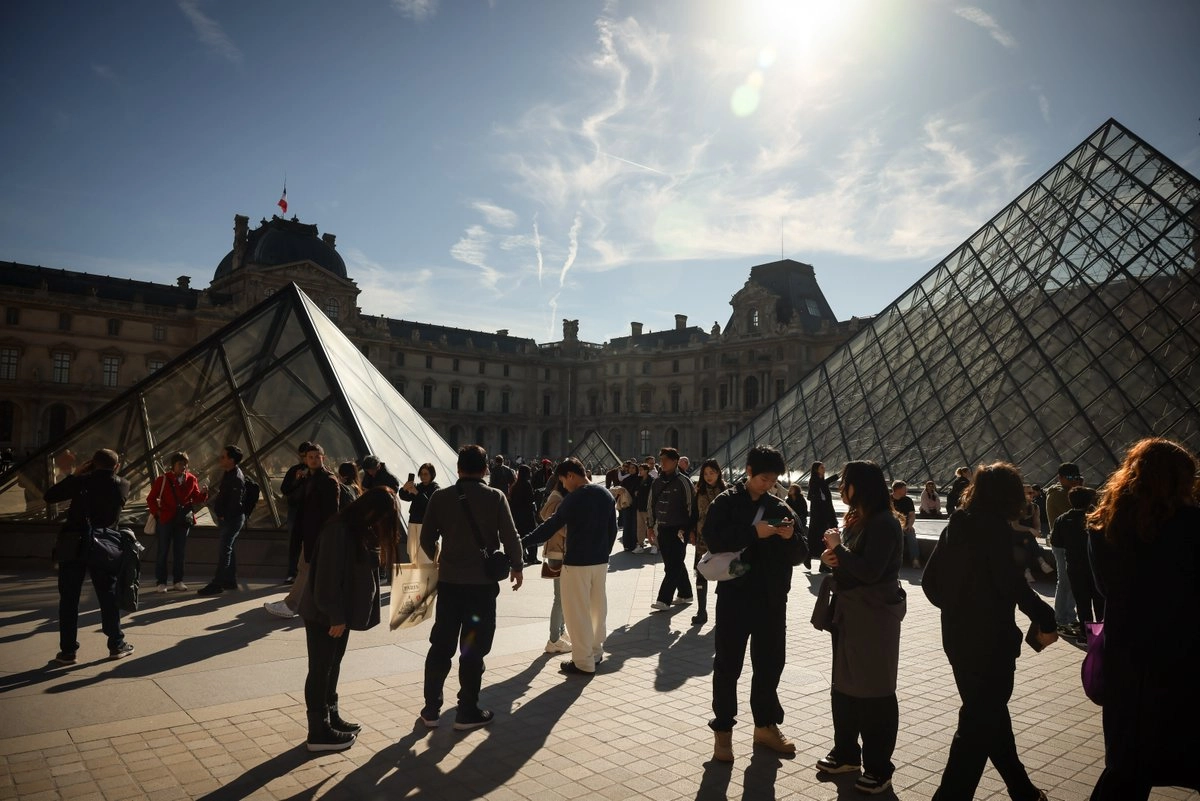 Nombran al nuevo director del Louvre tras renuncia de Laurence des Cars
