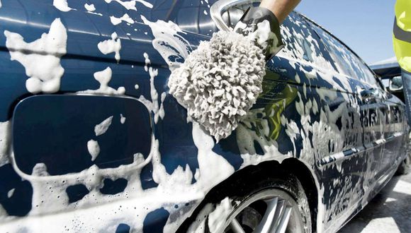 Universitarios meridanos se reinventan lavando autos a domicilio