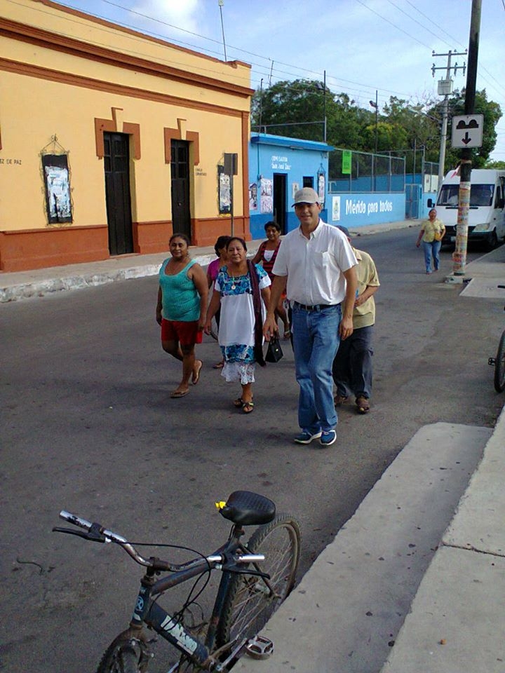 Ex gobernador marcha por el hospital inconcluso