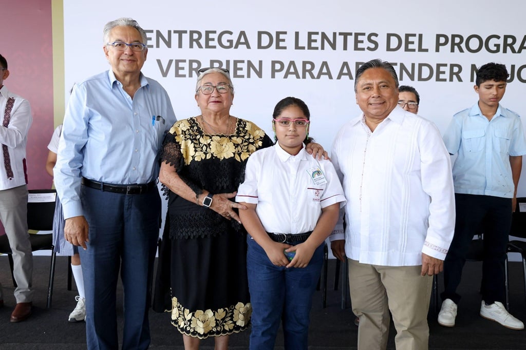 Más de 3 mil estudiantes reciben lentes gratuitos para mejorar su aprendizaje en Yucatán