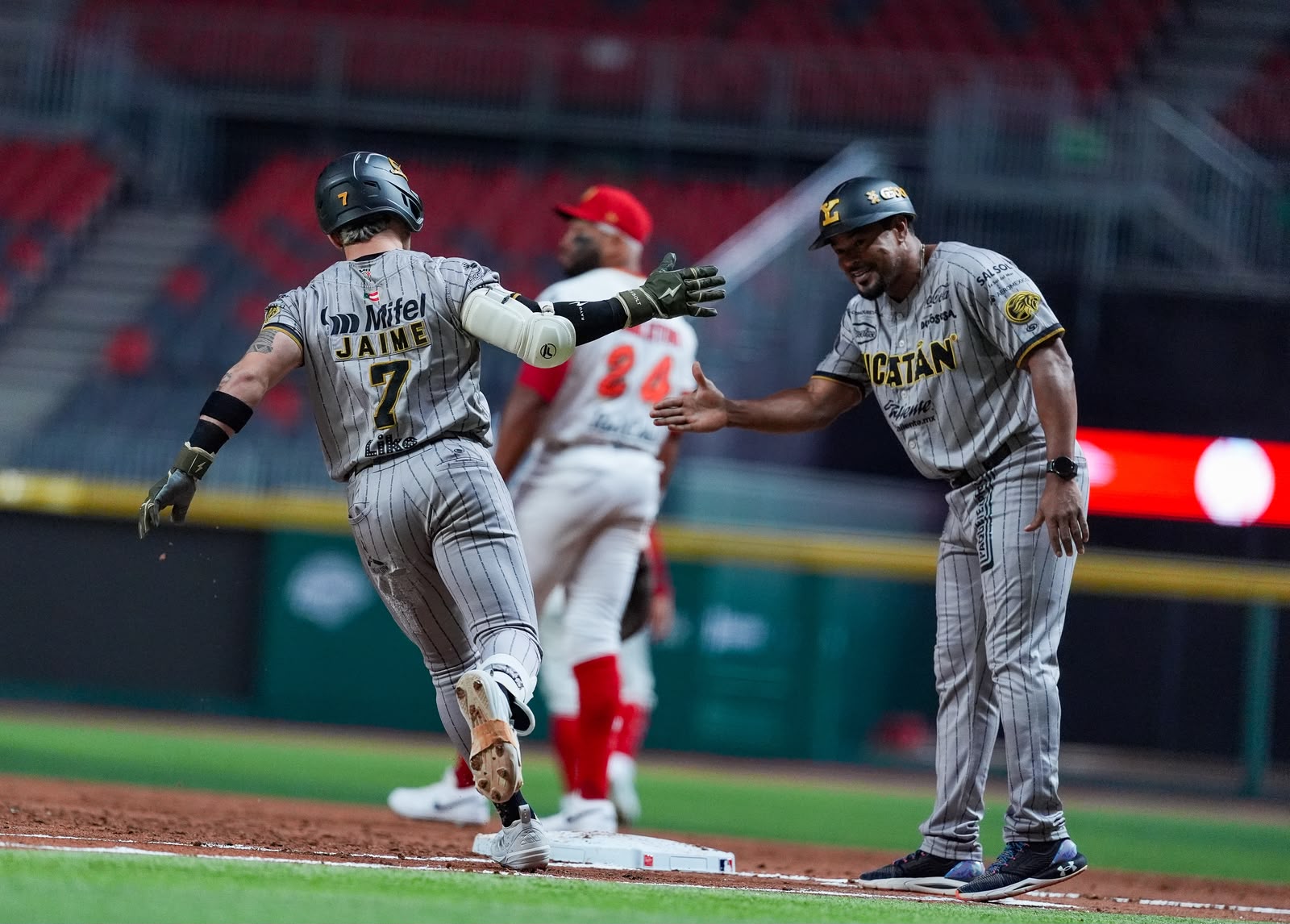 Jaime batea jonrón con casa llena y los Leones pegan primero ante los Diablos: 5-3