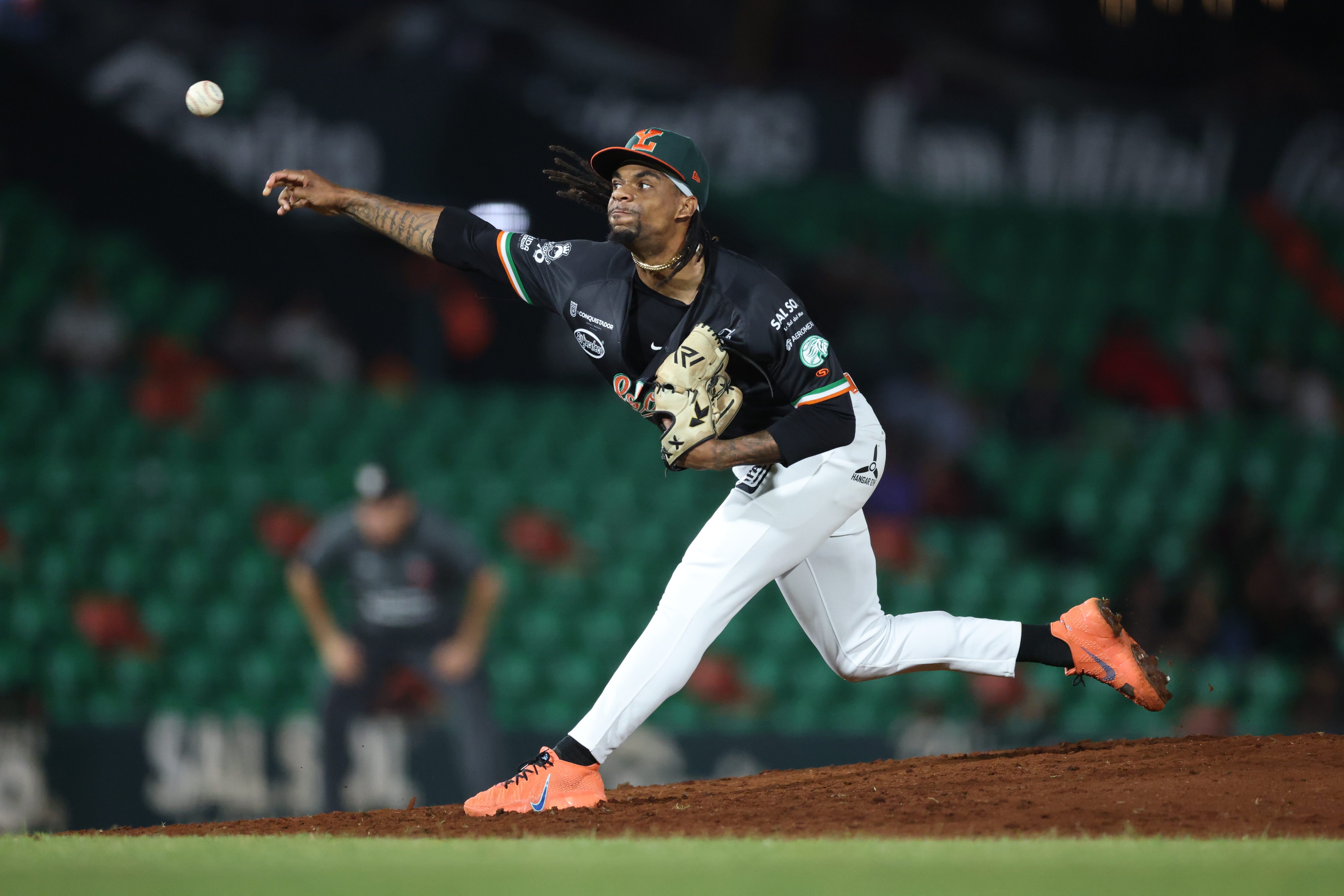 Leones y Tigres dividen honores en el Kukulcán; se luce el melenudo Williams