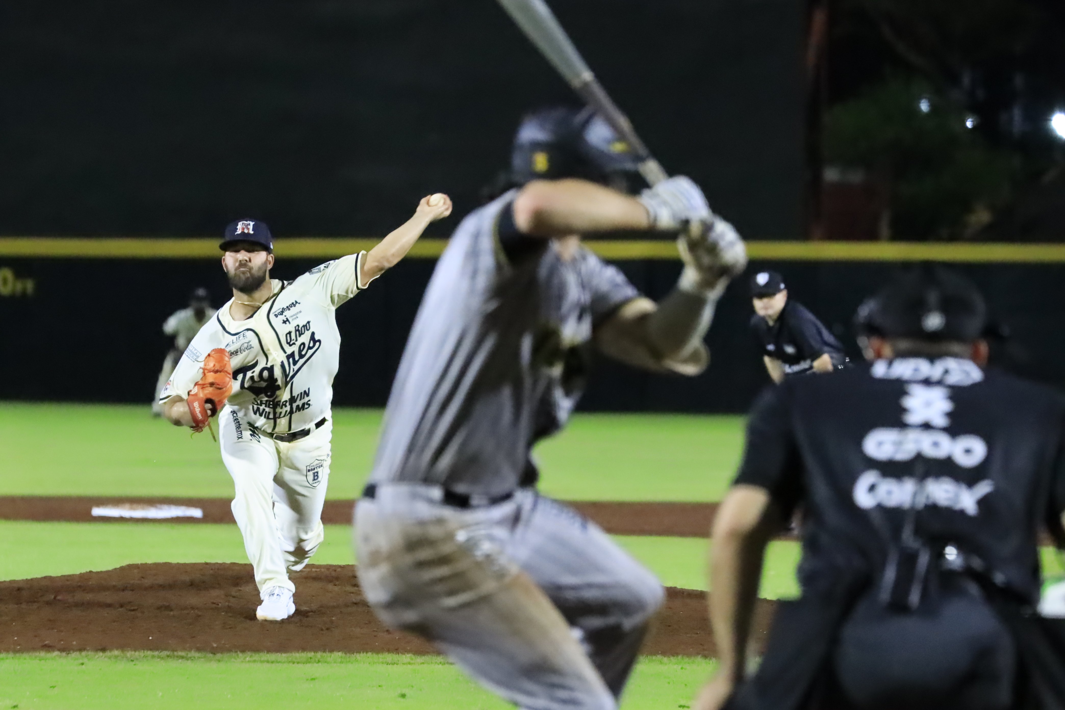Los Tigres evitan la barrida de los Leones con pitcheo de Robaina y dos jonrones