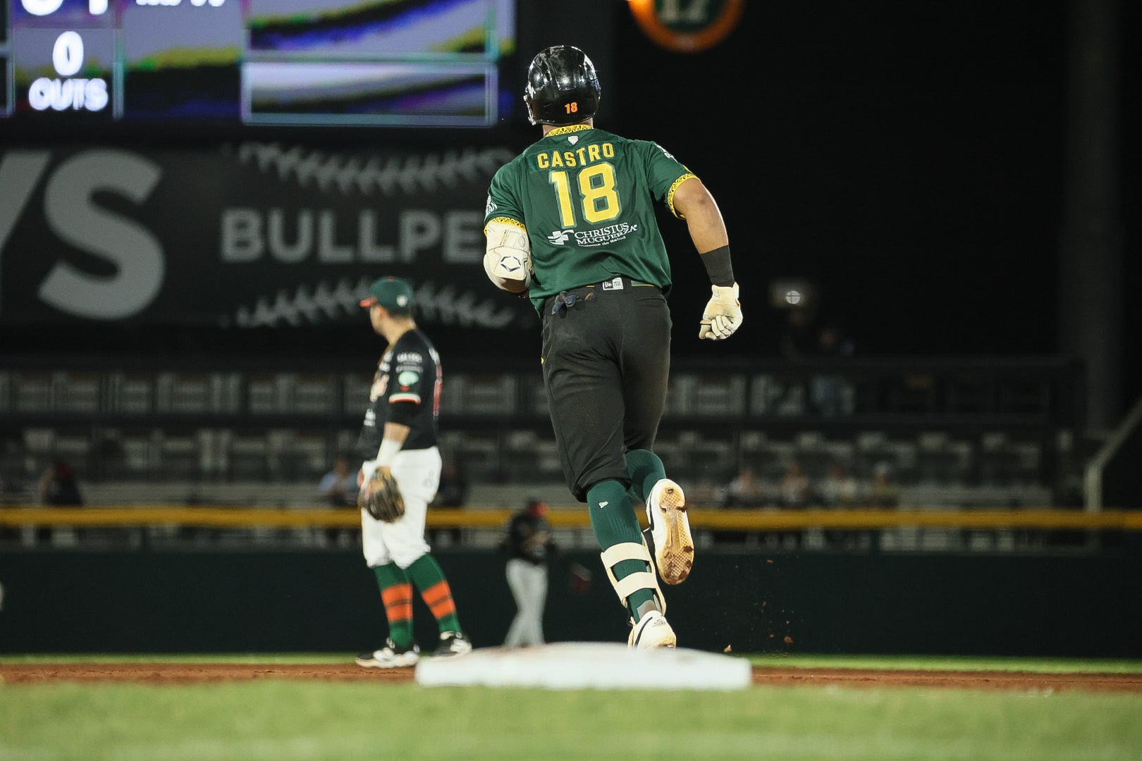 Los Pericos derrotan 3-2 a los Leones y sacan la escoba en el Kukulcán