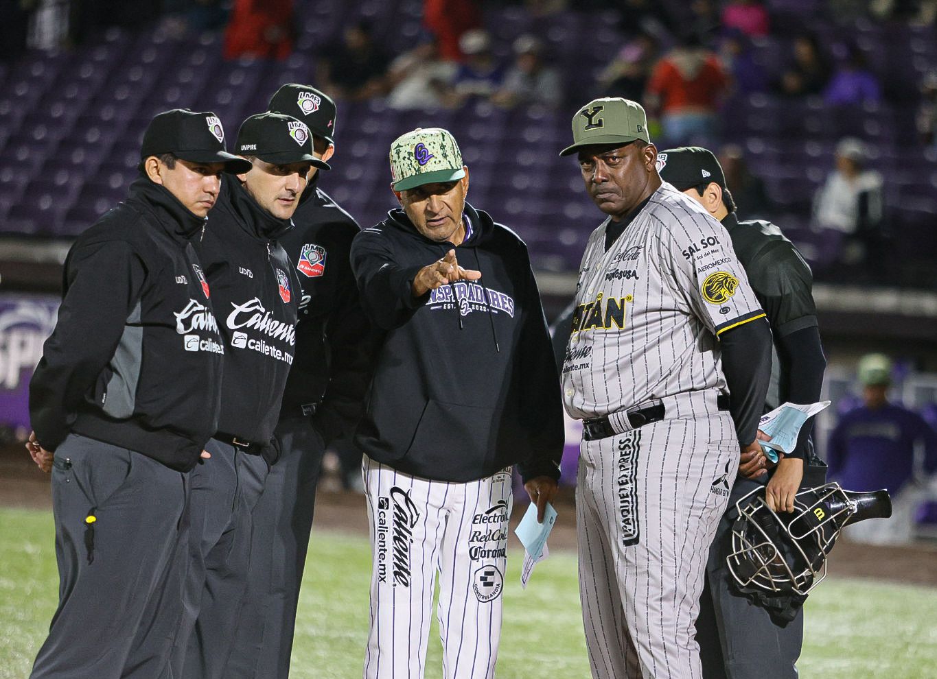 Los Leones, en el debut de Hensley Meulens como su mánager, vencen 2-0 a los Conspiradores 