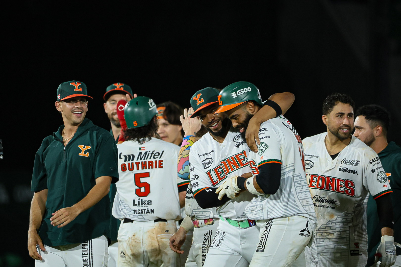Los Leones anotan tres veces en la novena entrada y superan 5-4 a los Rieleros
