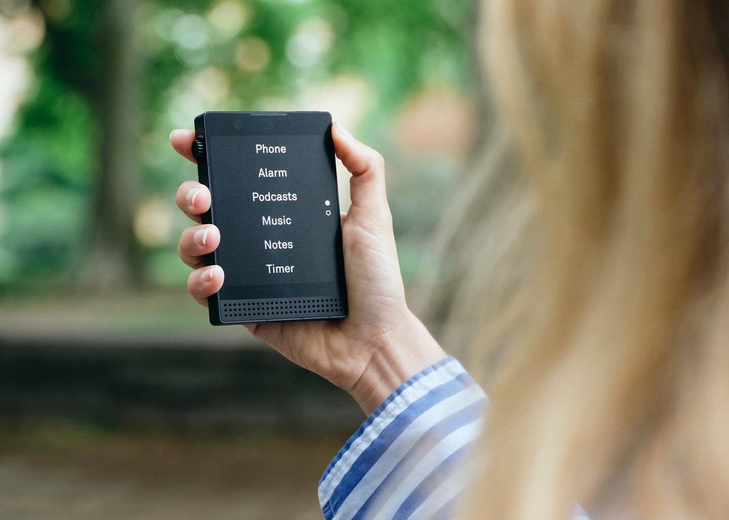 Celulares minimalistas desafían a gigantes tecnológicos en el Congreso mundial de telefonía en Barcelona