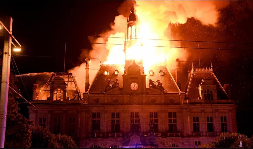 Manifestantes incendian el ayuntamiento de Limoges, uno de los monumentos históricos de Francia