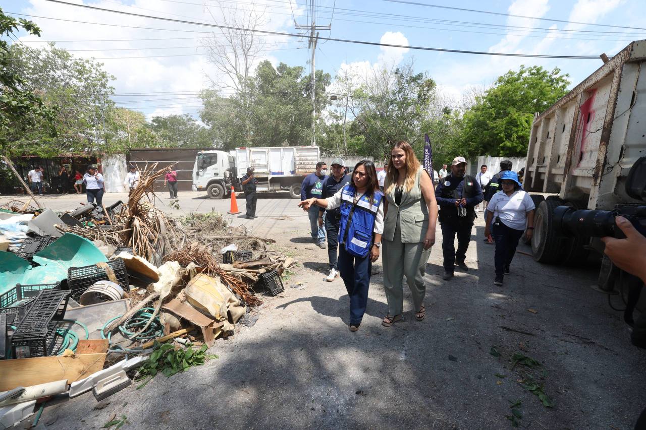 Realizan operativo de limpieza en vías públicas para facilitar el tránsito y la calidad de vida en Mérida