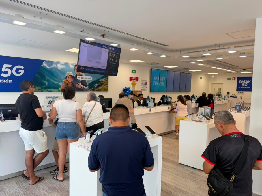 Largas filas en compañías telefónicas de personas que buscan recuperar su línea en QRoo