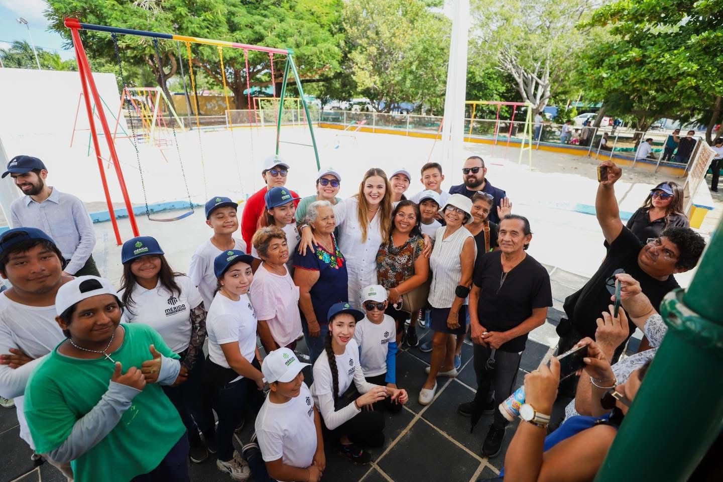 Cecilia Patrón supervisa operativo de atención y limpieza en la colonia Adolfo López Mateos de Mérida