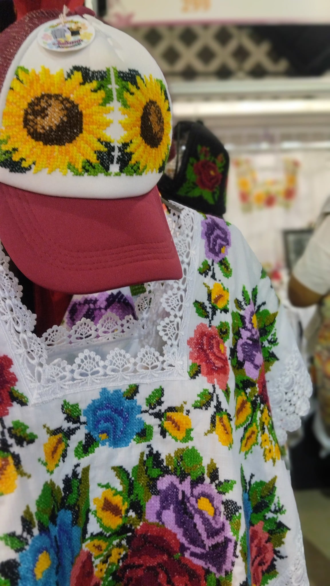 'El bordado maya de Yucatán' documenta la defensa de esta sabiduría ancestral