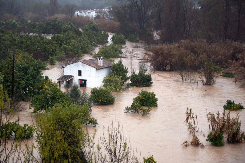 Evacuaciones, trenes cancelados y carreteras cortadas en el sur de España por lluvias ''extraordinarias''