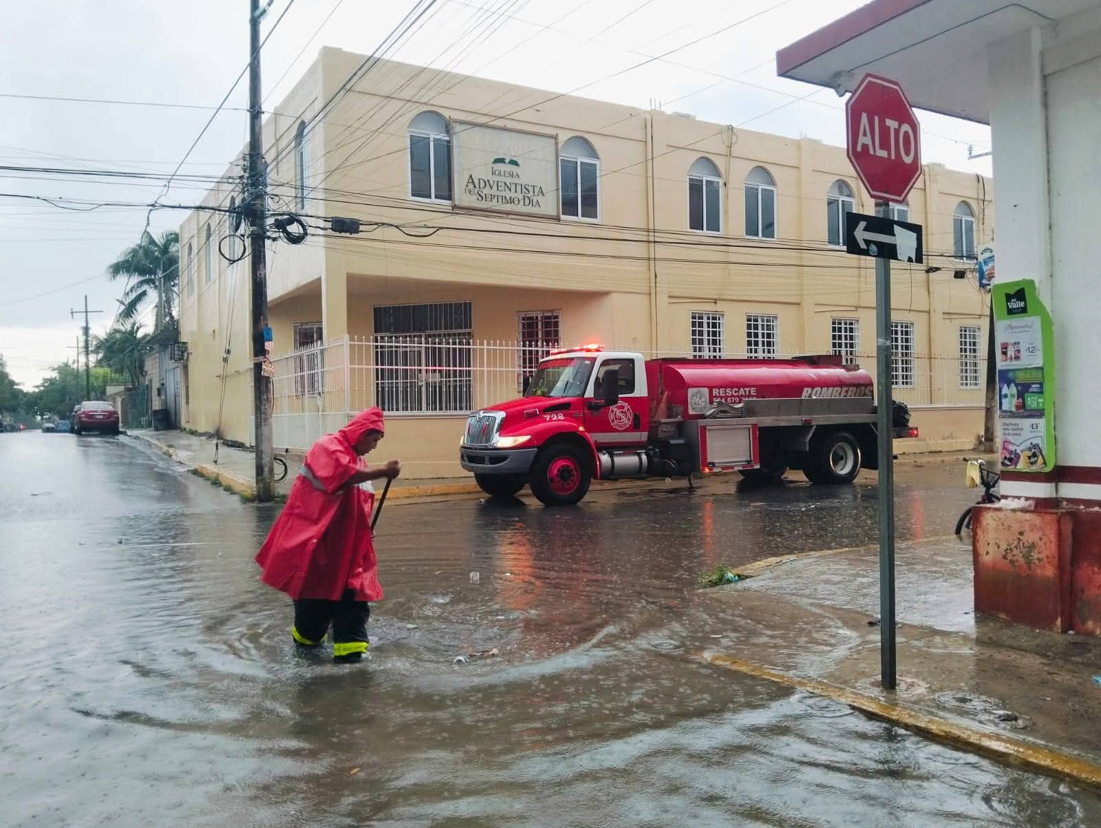 Ayuntamiento de Playa del Carmen intensifica labores de limpieza y desazolve por lluvias