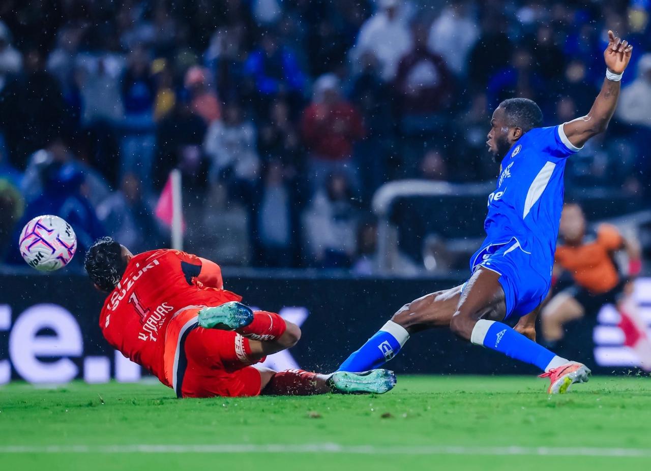 Con gol de Ebere al final, Cruz Azul salva un 3-3 frente a los Pumas en CU 