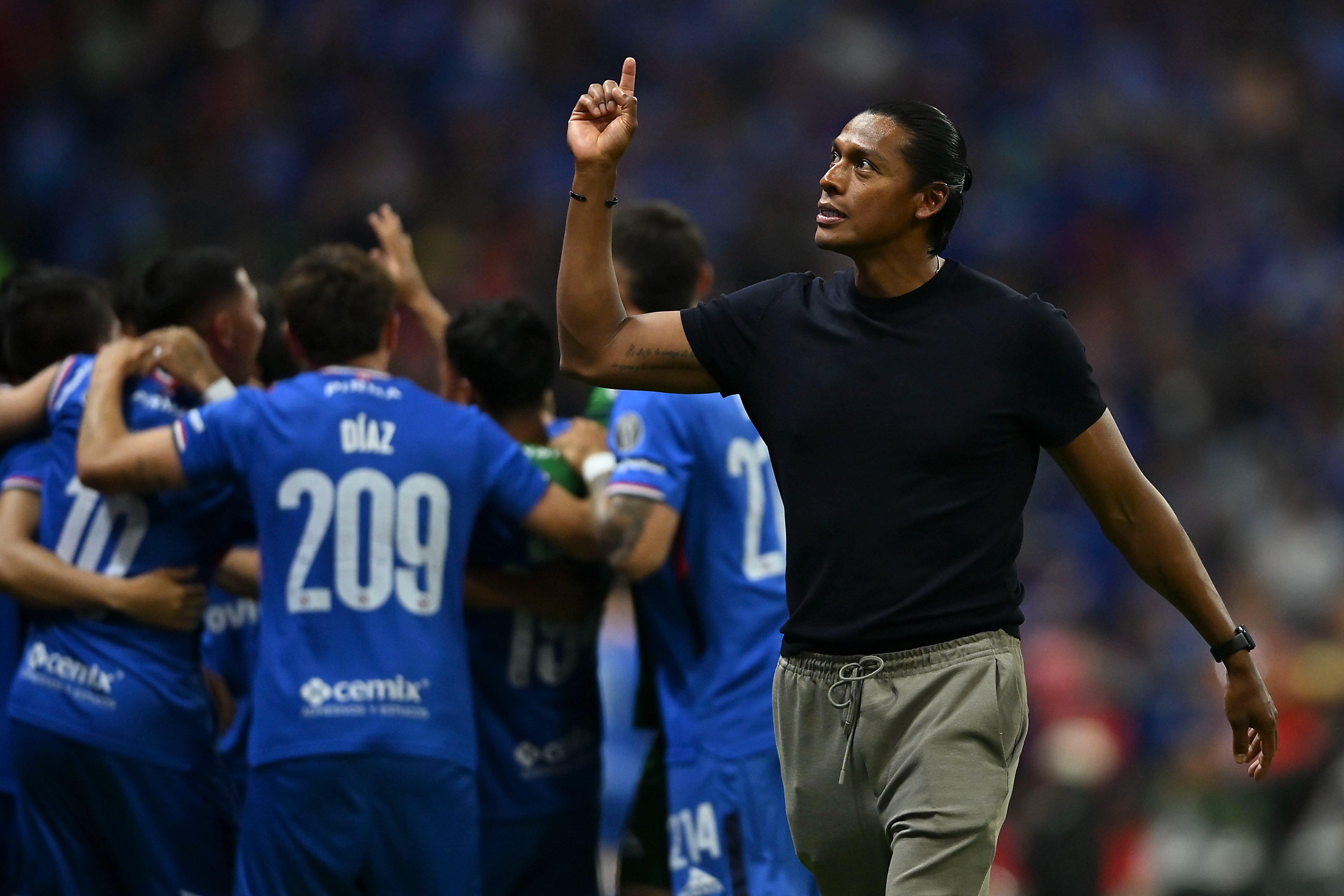 El Guadalajara de Milito visita al Cruz Azul del nigeriano Ebere, al arrancar las semifinales de la Liga Mx