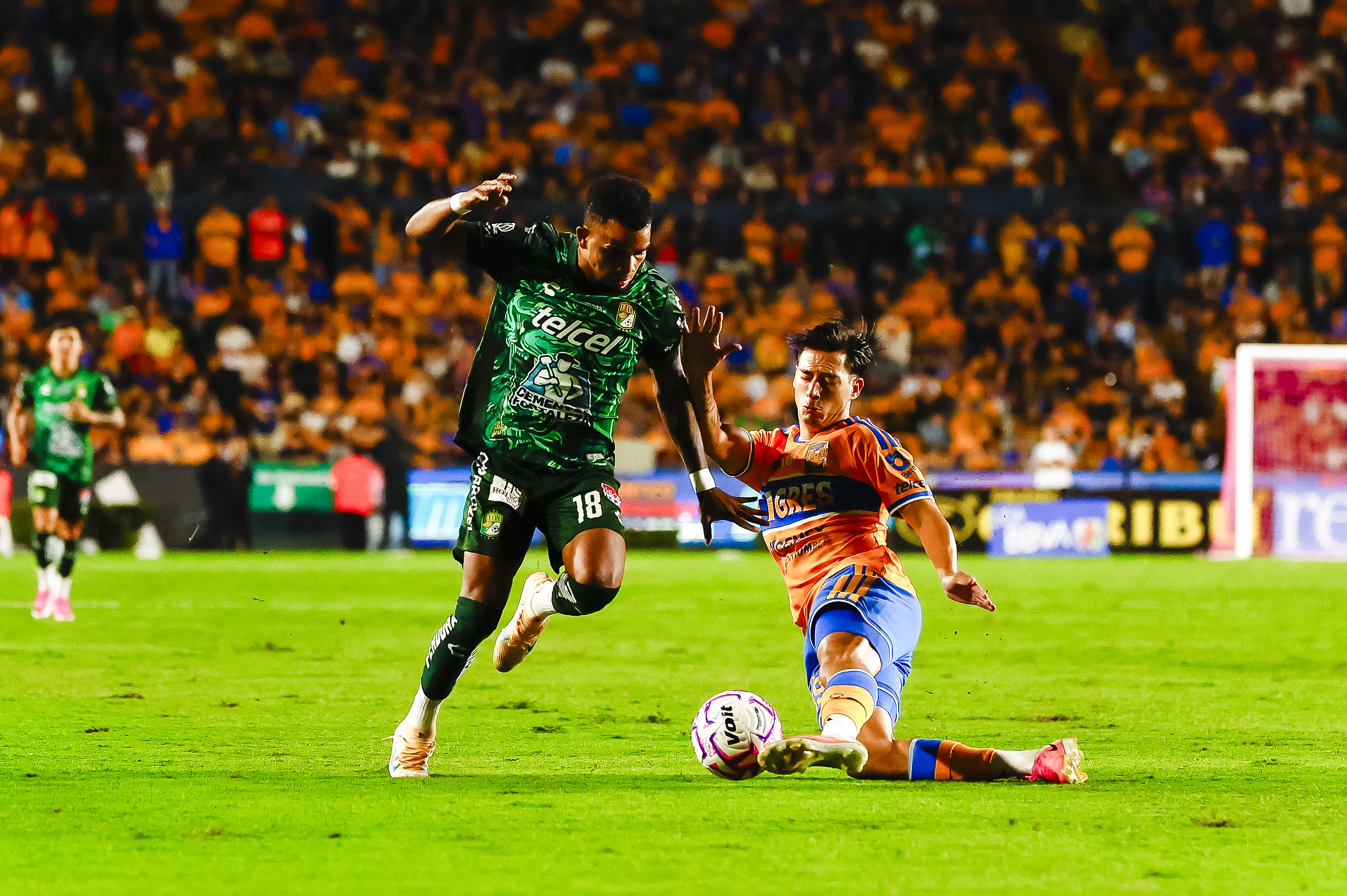 Gracias a un autogol, las Chivas vencen 1-0 a Necaxa y se acercan a la cima