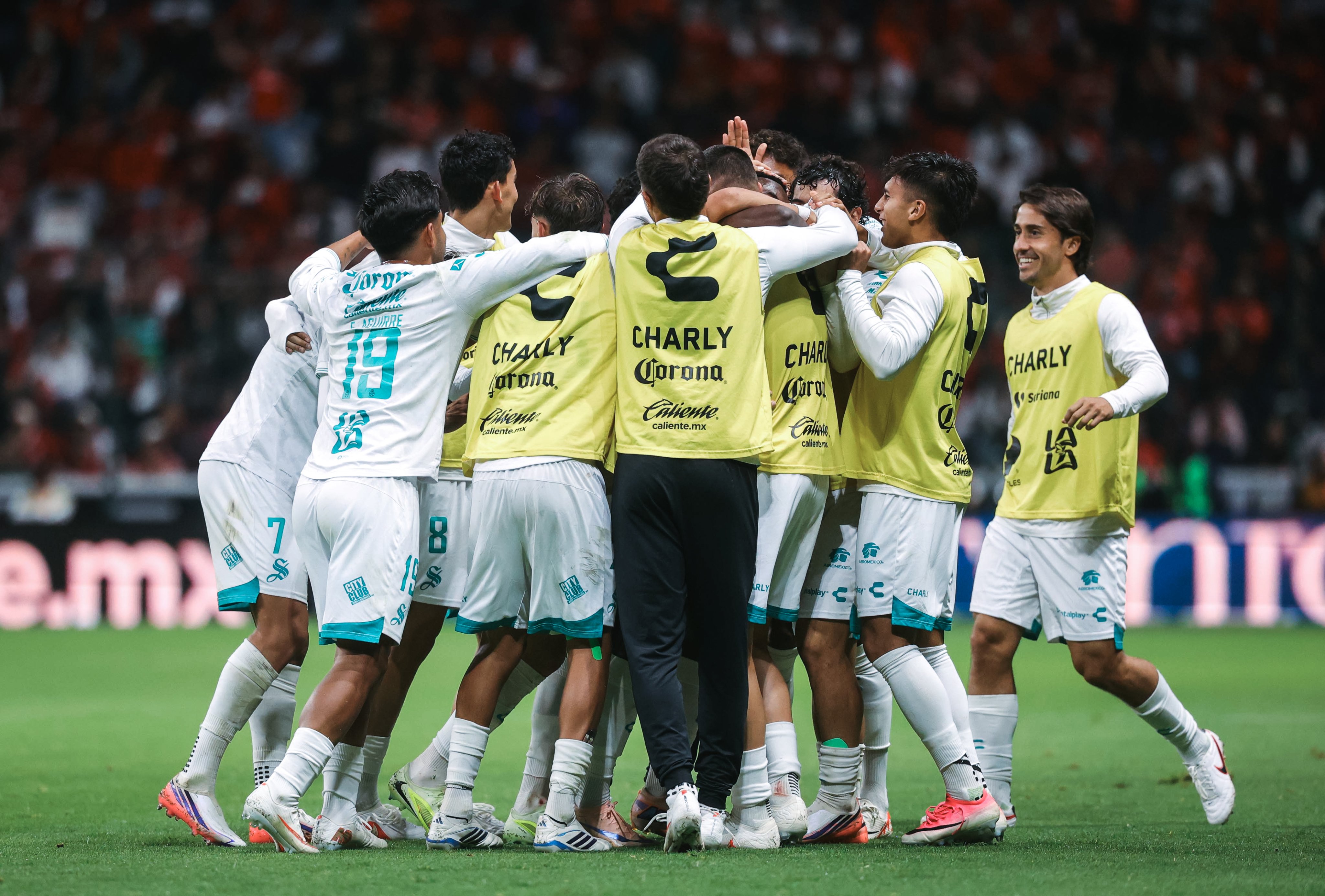 Santos remonta y supera 3-2 al líder Toluca en el Apertura