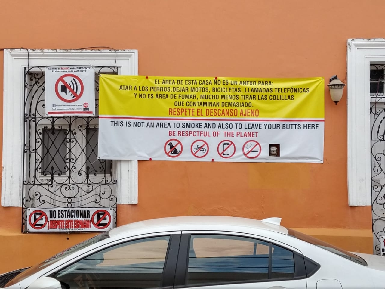 Letrero en fachada prohíbe llamadas telefónicas en Centro de Mérida