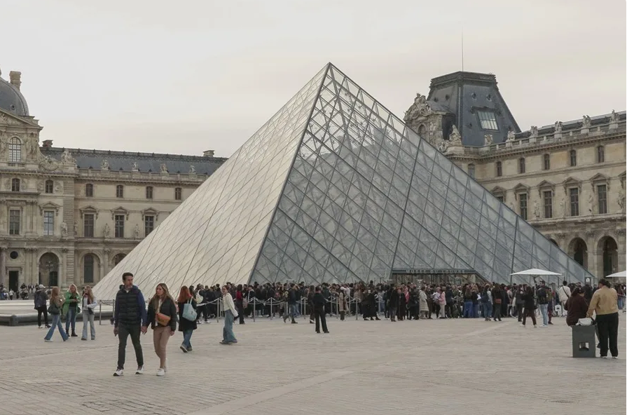 La Fiscalía de París confirma cuatro nuevas detenciones por el robo del Louvre