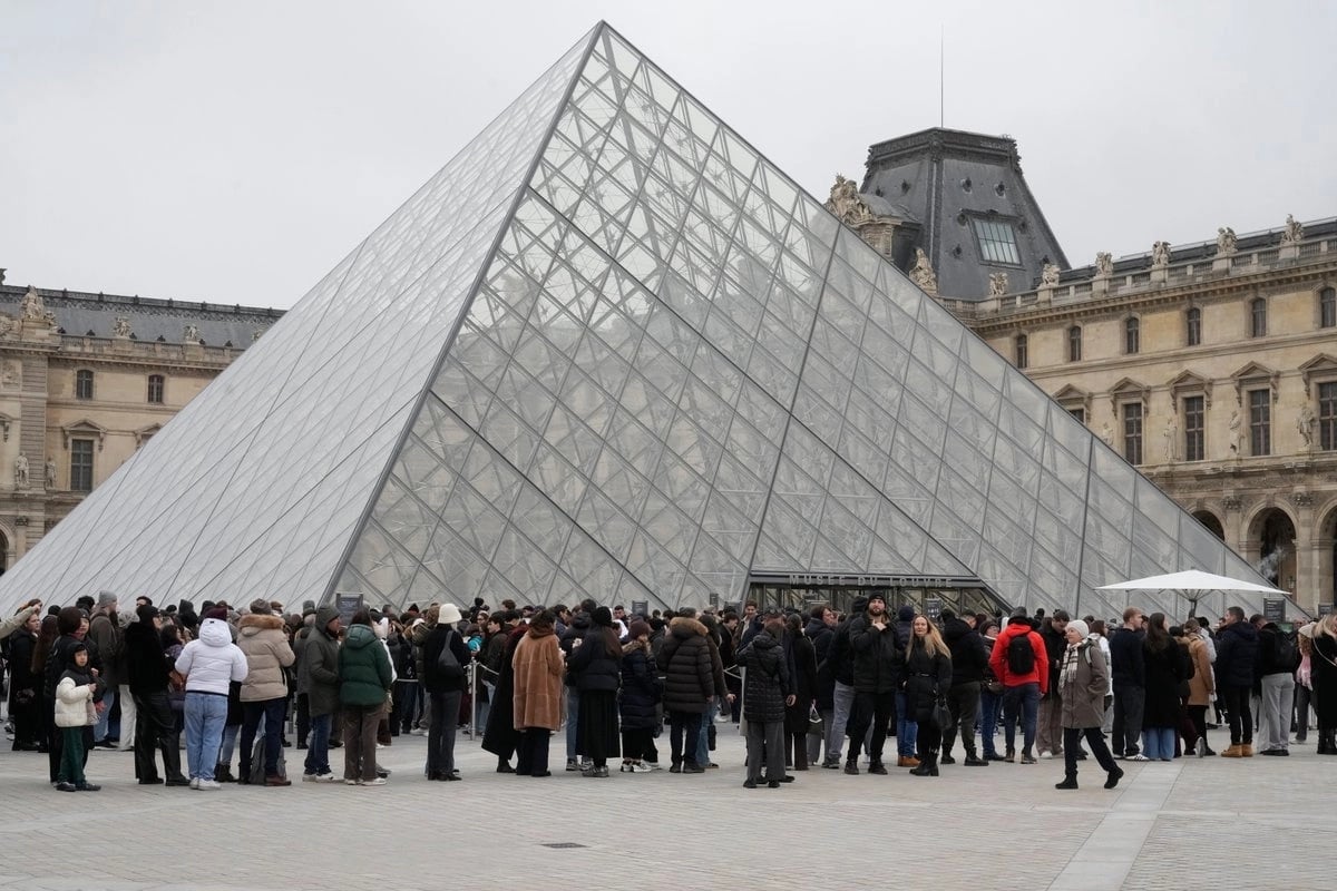 Fuga de agua en el Louvre, en la sala de 'La Mona Lisa', daña una obra del siglo XIX