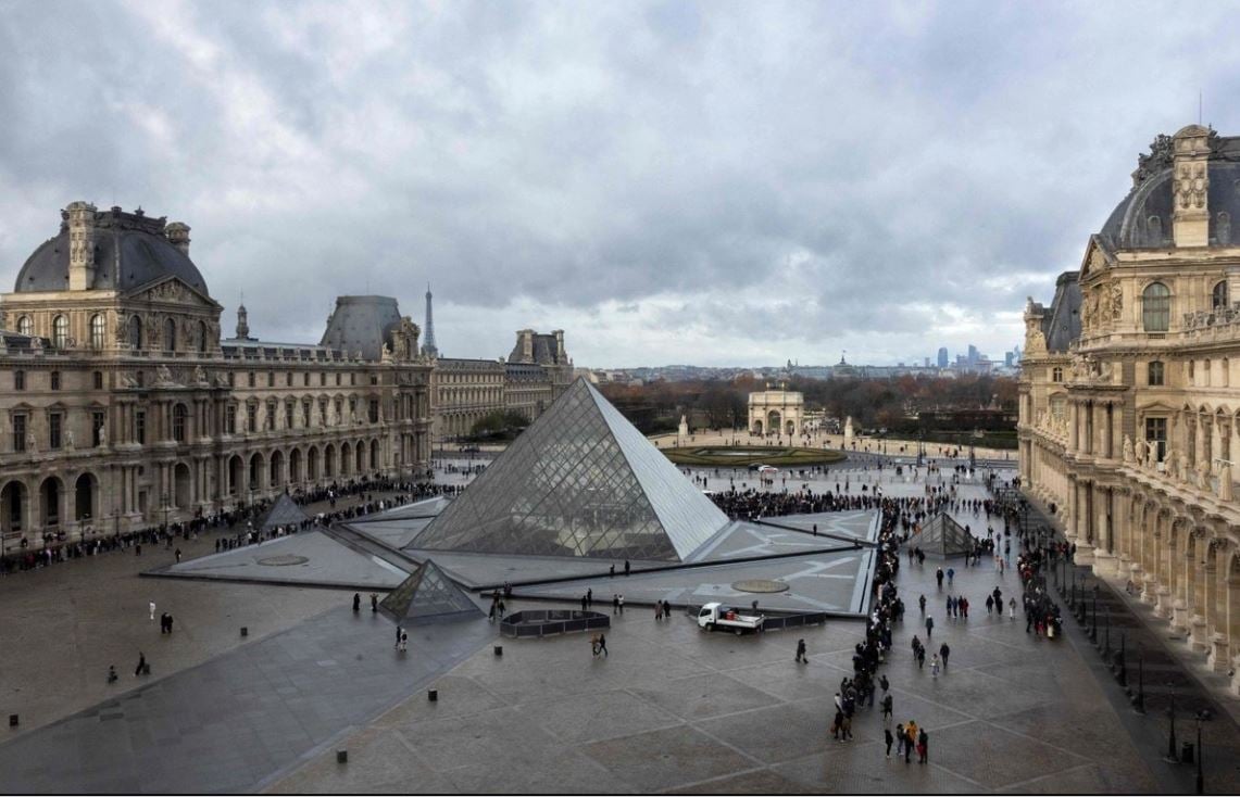 Museo del Louvre en deterioro; fuga de agua daña cientos de libros egipcios