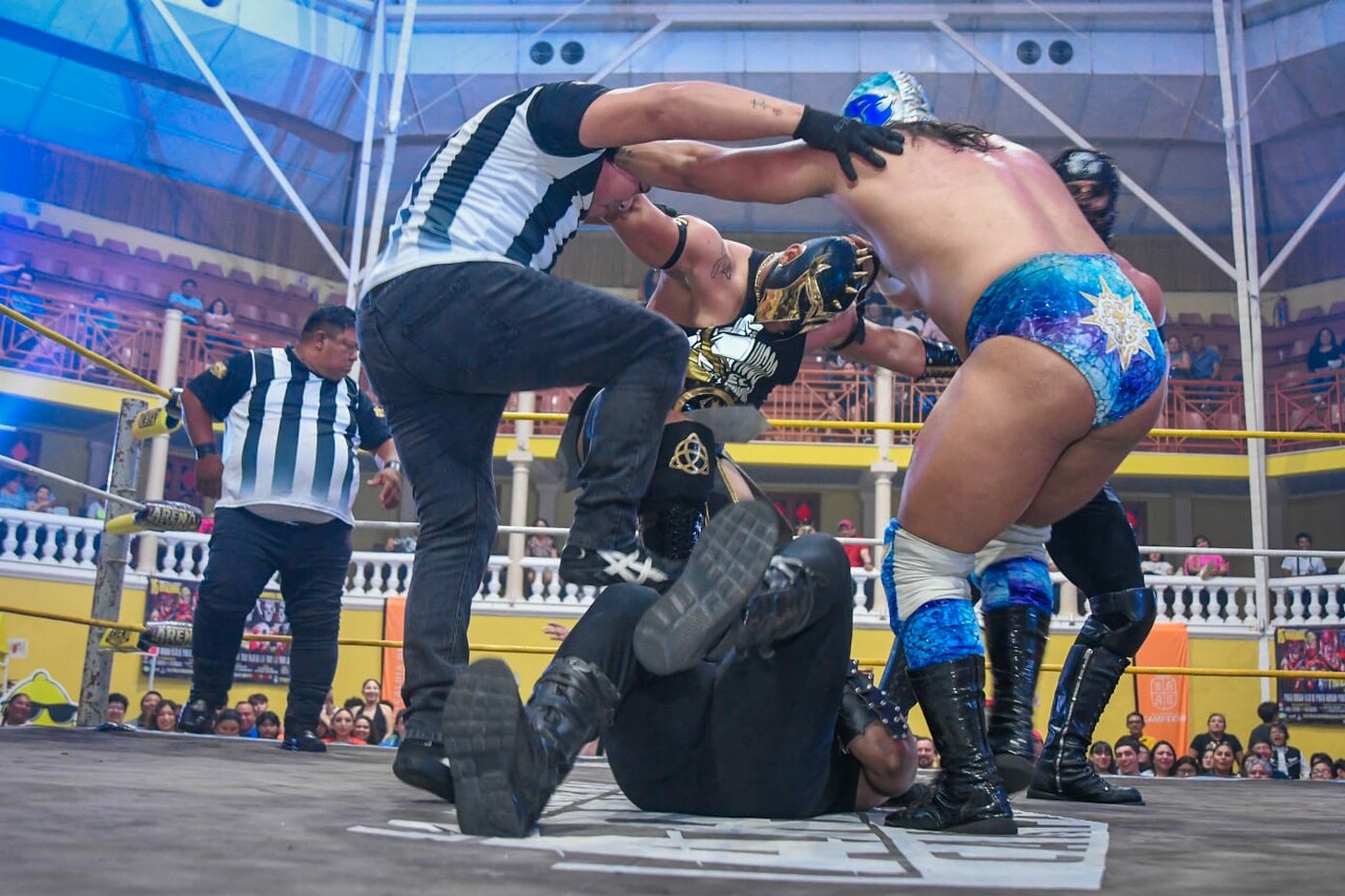 Más de mil 200 personas asisten a función de Lucha Libre en Campeche
