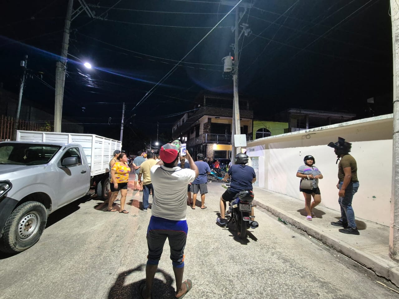 Malestar y bloqueos por fallas del servicio eléctrico en Carmen