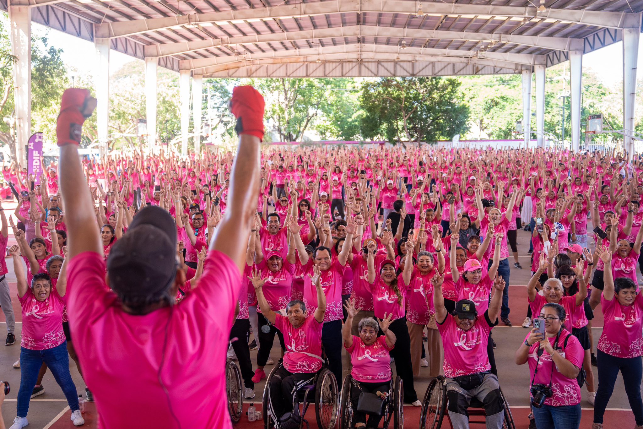 Más de 2 mil personas participan en macroclase de activación física para prevenir cáncer de mama