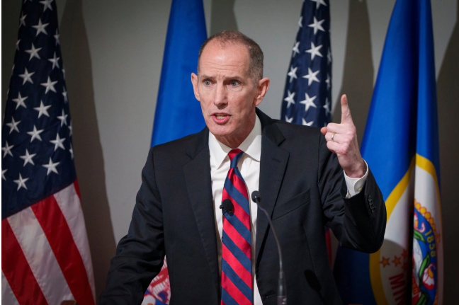 Candidato republicano a gubernatura de Minnesota renuncia a la contienda tras asesinato de ciudadanos