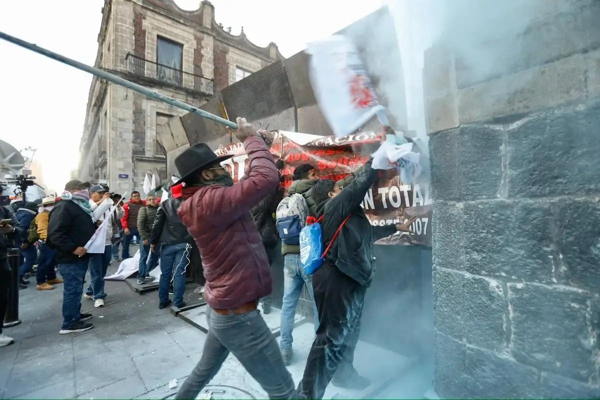 Maestros de la CNTE reanudan protestas; se concentran en el Zócalo e intentan derribar vallas