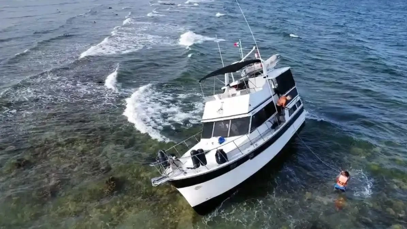 Yate varado sobre barrera arrecifal en Mahahual, QRoo, amenaza sistema coralino