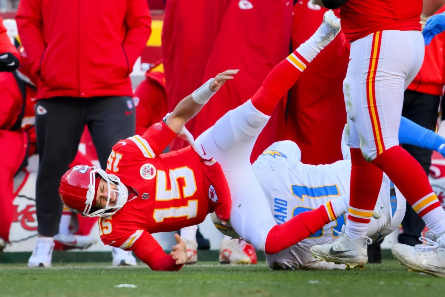 Mahomes se rompe el ligamento cruzado anterior y los Cargadores eliminan a los Jefes